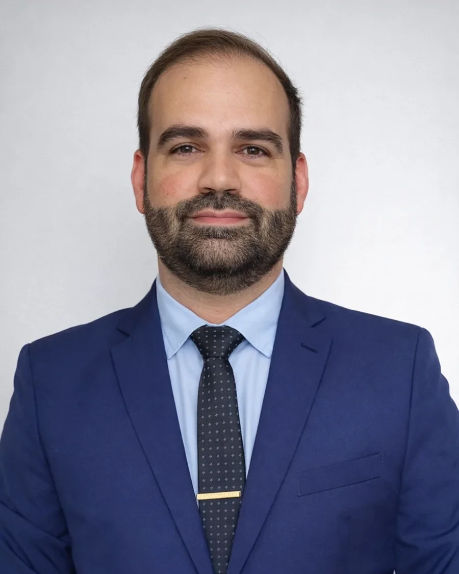 Clayton Alcântara em traje profissional